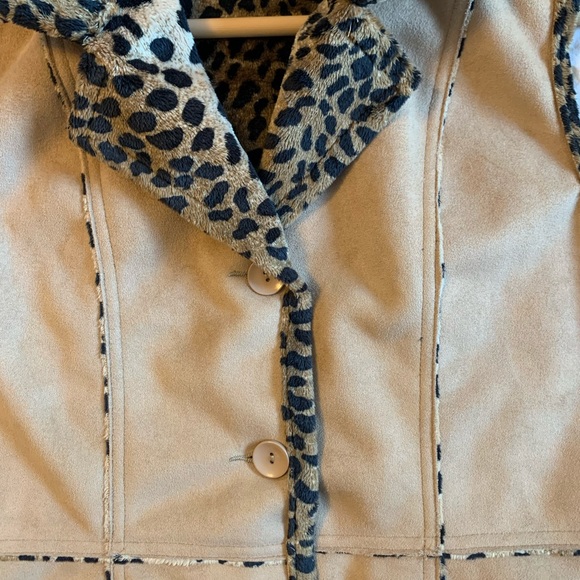 Reversible faux suede cheetah vest - Picture 8 of 9